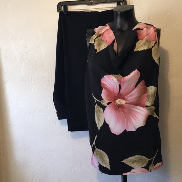 Modern Essentials Tops - Modern Essentials Beautiful Flower Sleeveless Top